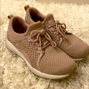 Size 6.5 women Skechers